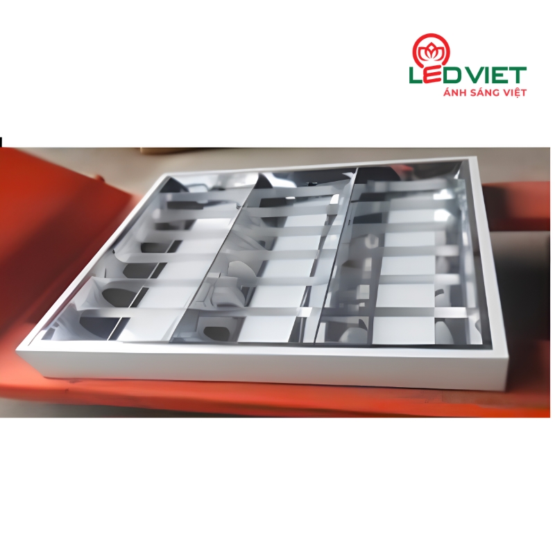 Máng Đèn Led Gắn Nổi Phản Quang LVMNT8218